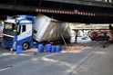 LKW blieb unter Bruecke haengen Koeln Ehrenfeld Innere Kanalstr Hornstr P175